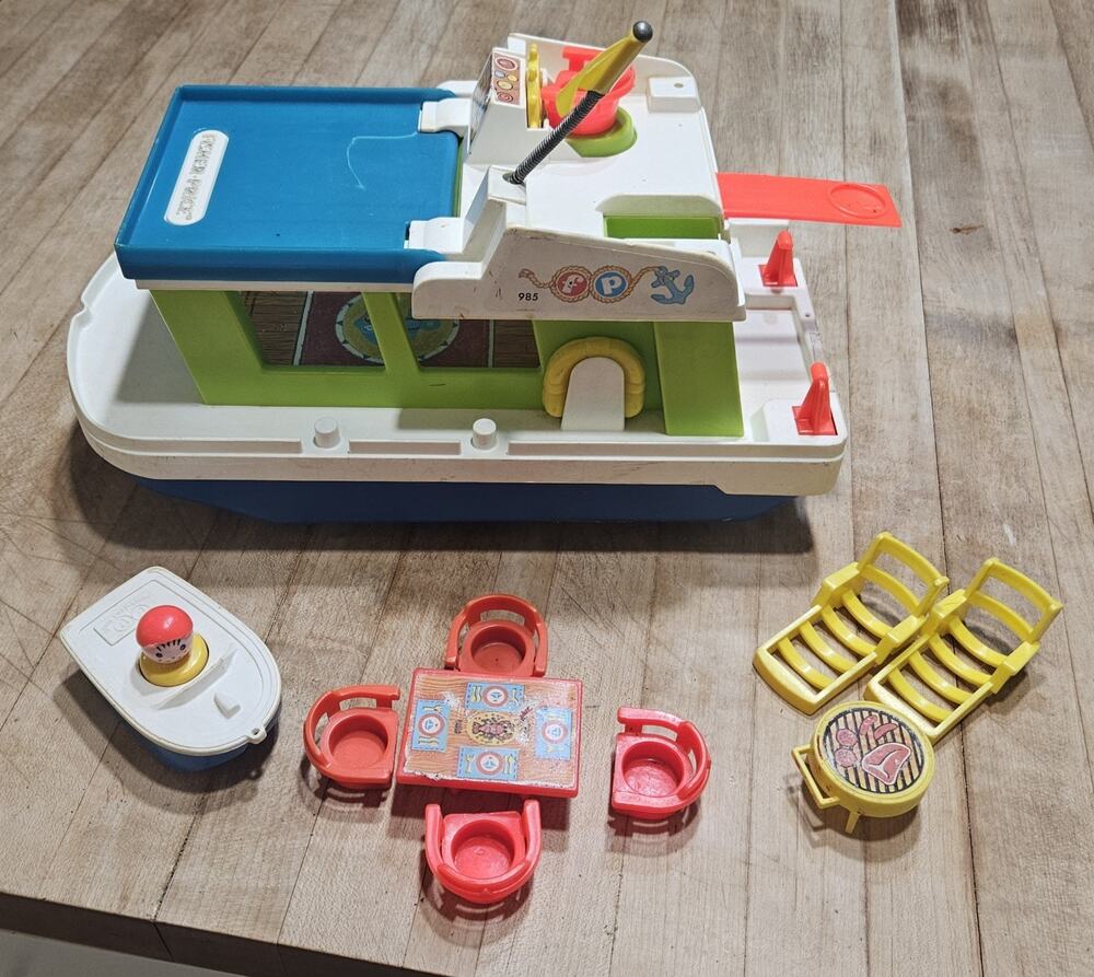 1972 Fisher Price Family Play Happy Houseboat #985 w/ 10 pieces & tow boat